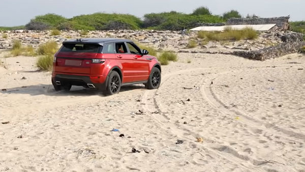 ಮರಳಿನಲ್ಲಿ ಸಿಲುಕಿ ಹೊರ ಬರಲು ಪರದಾಡಿದ ಲ್ಯಾಂಡ್ ರೋವರ್ ಇವೊಕ್ ಎಸ್‌ಯುವಿ