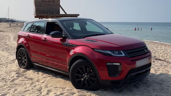 ಮರಳಿನಲ್ಲಿ ಸಿಲುಕಿ ಹೊರ ಬರಲು ಪರದಾಡಿದ ಲ್ಯಾಂಡ್ ರೋವರ್ ಇವೊಕ್ ಎಸ್‌ಯುವಿ