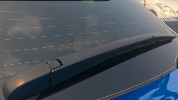 ಕಾರುಗಳ ರೇರ್ ವಿಂಡ್‌ಶೀಲ್ಡ್‌ ಲೈನ್‌ಗಳಿಂದಾಗುವ ಪ್ರಯೋಜನಗಳಿವು