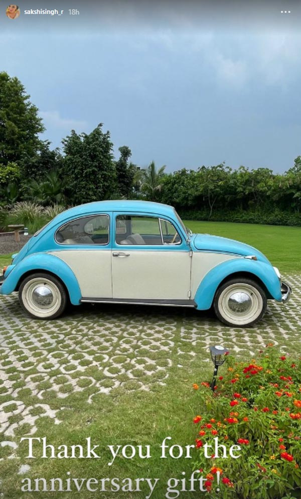 ವಿವಾಹ ವಾರ್ಷಿಕೋತ್ಸವಕ್ಕಾಗಿ ವಿಂಟೇಜ್ ಕಾರ್ ಅನ್ನು ಉಡುಗೊರೆಯಾಗಿ ಪಡೆದ ಧೋನಿ ಪತ್ನಿ