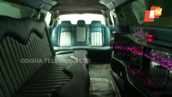 ಗ್ರಾಹಕರಿಲ್ಲದೇ ಧೂಳು ಹಿಡಿಯುತ್ತಿವೆ ಐಷಾರಾಮಿ ಬಾಡಿಗೆ ಕಾರುಗಳು