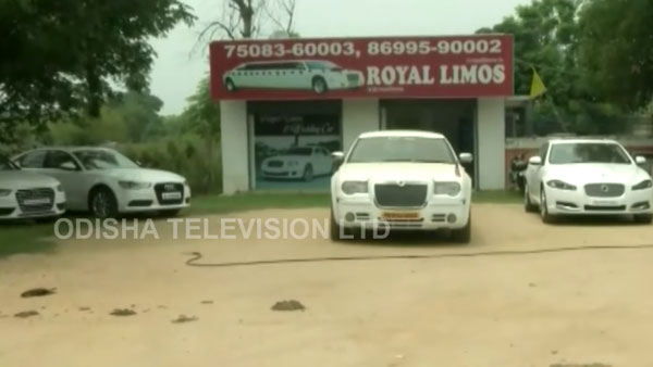 ಗ್ರಾಹಕರಿಲ್ಲದೇ ಧೂಳು ಹಿಡಿಯುತ್ತಿವೆ ಐಷಾರಾಮಿ ಬಾಡಿಗೆ ಕಾರುಗಳು