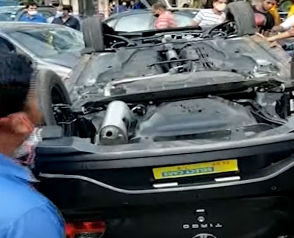 ಗ್ರಾಹಕನ ಅಚಾತುರ್ಯದಿಂದ ಮೊದಲ ಮಹಡಿಯಿಂದ ನೆಲಕ್ಕುರುಳಿದ ಟಾಟಾ ಟಿಯಾಗೊ ಕಾರು