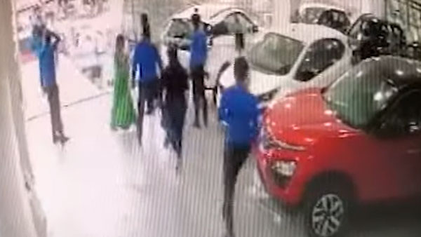 ಗ್ರಾಹಕನ ಅಚಾತುರ್ಯದಿಂದ ಮೊದಲ ಮಹಡಿಯಿಂದ ನೆಲಕ್ಕುರುಳಿದ ಟಾಟಾ ಟಿಯಾಗೊ ಕಾರು