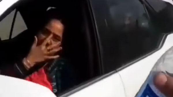 ರಸ್ತೆ ಮೇಲೆ ಬಾಟಲ್ ಎಸೆದ ಕಾರು ಪ್ರಯಾಣಿಕರಿಗೆ ಪಾಠ ಕಲಿಸಿದ ಬೈಕ್ ಸವಾರರು