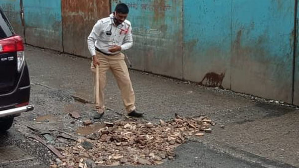ರಸ್ತೆ ಗುಂಡಿಗಳನ್ನು ಮುಚ್ಚಿದ ಟ್ರಾಫಿಕ್ ಕಾನ್‌ಸ್ಟೆಬಲ್‌ಗಳು