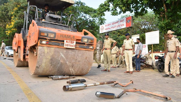 ರೋಡ್ ರೋಲರ್'ನಿಂದ ಪುಡಿ ಪುಡಿಯಾದ ಮಾಡಿಫೈಗೊಂಡ ಸೈಲೆನ್ಸರ್‌ಗಳು