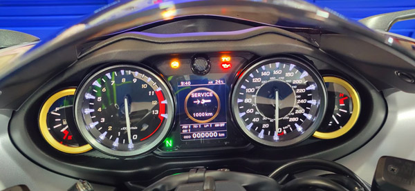 ಪತಿಯ 50ನೇ ವರ್ಷದ ಬರ್ತ್‌ಡೇಗೆ ಸುಜುಕಿ ಹಯಾಬುಸಾ ಸೂಪರ್ ಬೈಕ್ ಗಿಫ್ಟ್ ನೀಡಿದ ಪತ್ನಿ