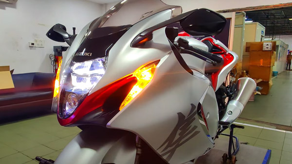 ಪತಿಯ 50ನೇ ವರ್ಷದ ಬರ್ತ್‌ಡೇಗೆ ಸುಜುಕಿ ಹಯಾಬುಸಾ ಸೂಪರ್ ಬೈಕ್ ಗಿಫ್ಟ್ ನೀಡಿದ ಪತ್ನಿ