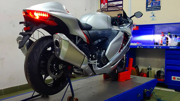 ಪತಿಯ 50ನೇ ವರ್ಷದ ಬರ್ತ್‌ಡೇಗೆ ಸುಜುಕಿ ಹಯಾಬುಸಾ ಸೂಪರ್ ಬೈಕ್ ಗಿಫ್ಟ್ ನೀಡಿದ ಪತ್ನಿ