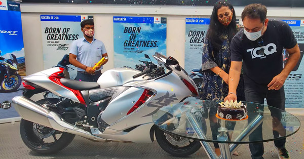 ಪತಿಯ 50ನೇ ವರ್ಷದ ಬರ್ತ್‌ಡೇಗೆ ಸುಜುಕಿ ಹಯಾಬುಸಾ ಸೂಪರ್ ಬೈಕ್ ಗಿಫ್ಟ್ ನೀಡಿದ ಪತ್ನಿ