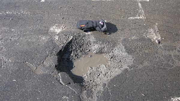 ರಸ್ತೆ ಗುಂಡಿಗಳನ್ನು ಮುಚ್ಚಿದ ಟ್ರಾಫಿಕ್ ಕಾನ್‌ಸ್ಟೆಬಲ್‌ಗಳು