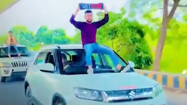 ಚಲಿಸುವ ಕಾರುಗಳ ರೂಫ್ ಮೇಲೆ ಕುಳಿತ ಯುವಕರ ವಿರುದ್ಧ ಪ್ರಕರಣ ದಾಖಲಿಸಿದ ದೆಹಲಿ ಪೊಲೀಸರು