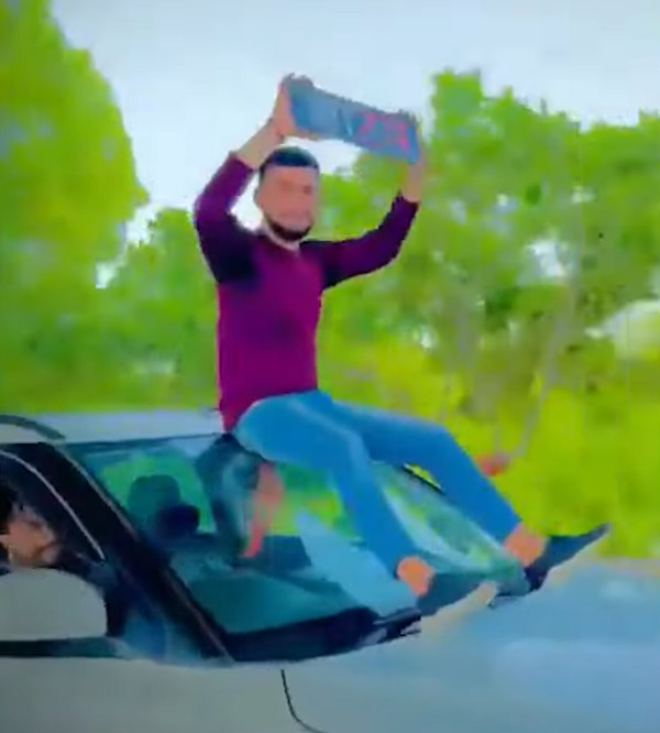 ಚಲಿಸುವ ಕಾರುಗಳ ರೂಫ್ ಮೇಲೆ ಕುಳಿತ ಯುವಕರ ವಿರುದ್ಧ ಪ್ರಕರಣ ದಾಖಲಿಸಿದ ದೆಹಲಿ ಪೊಲೀಸರು