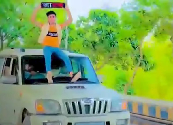 ಚಲಿಸುವ ಕಾರುಗಳ ರೂಫ್ ಮೇಲೆ ಕುಳಿತ ಯುವಕರ ವಿರುದ್ಧ ಪ್ರಕರಣ ದಾಖಲಿಸಿದ ದೆಹಲಿ ಪೊಲೀಸರು