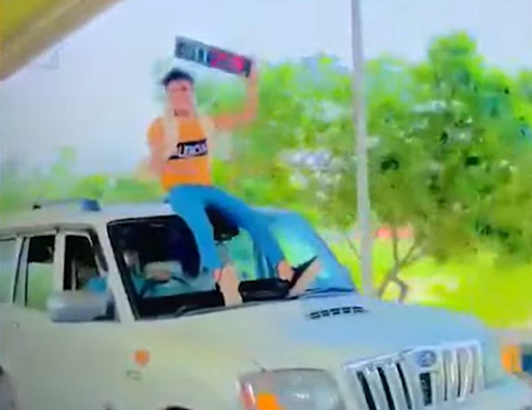 ಚಲಿಸುವ ಕಾರುಗಳ ರೂಫ್ ಮೇಲೆ ಕುಳಿತ ಯುವಕರ ವಿರುದ್ಧ ಪ್ರಕರಣ ದಾಖಲಿಸಿದ ದೆಹಲಿ ಪೊಲೀಸರು