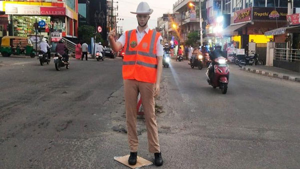 ಸ್ಥಳದಲ್ಲಿ ದಂಡ ವಿಧಿಸುವುದನ್ನು ನಿಲ್ಲಿಸಿದ ಬಗ್ಗೆ ಸ್ಪಷ್ಟನೆ ನೀಡಿದ ಬೆಂಗಳೂರು ಸಂಚಾರಿ ಪೊಲೀಸರು