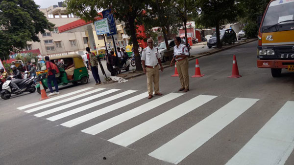 ಸವಾರ ಬೈಕಿನ ಮೇಲೆ ಕುಳಿತಿದ್ದರೂ ಬೈಕ್ ಹೊತ್ತೊಯ್ದ ಟೋಯಿಂಗ್ ಸಿಬ್ಬಂದಿ