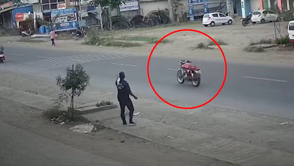 ಸವಾರನಿಲ್ಲದೇ ಹೆದ್ದಾರಿಯಲ್ಲಿ ವೇಗವಾಗಿ ಚಲಿಸಿದ ರಾಯಲ್ ಎನ್‍ಫೀಲ್ಡ್ ಬೈಕ್