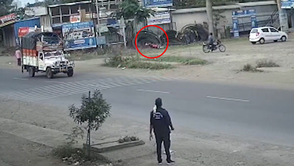 ಸವಾರನಿಲ್ಲದೇ ಹೆದ್ದಾರಿಯಲ್ಲಿ ವೇಗವಾಗಿ ಚಲಿಸಿದ ರಾಯಲ್ ಎನ್‍ಫೀಲ್ಡ್ ಬೈಕ್