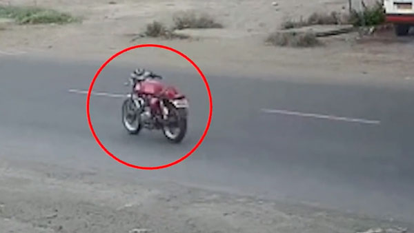ಸವಾರನಿಲ್ಲದೇ ಹೆದ್ದಾರಿಯಲ್ಲಿ ವೇಗವಾಗಿ ಚಲಿಸಿದ ರಾಯಲ್ ಎನ್‍ಫೀಲ್ಡ್ ಬೈಕ್