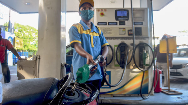 ಮೀನು ಖರೀದಿಸಿದವರಿಗೆ ದೊರೆಯಿತು ಒಂದು ಲೀಟರ್ ಉಚಿತ ಪೆಟ್ರೋಲ್ 