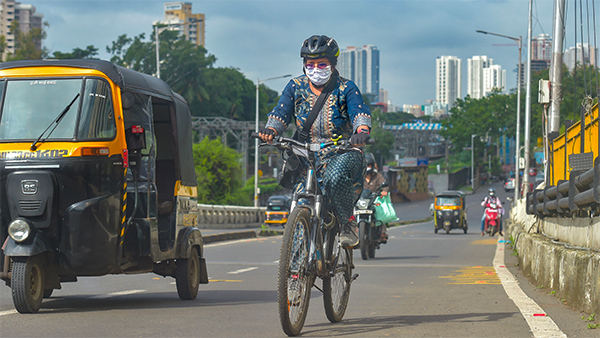 ಅಪಘಾತಕ್ಕೀಡಾದ ಬಾಲಕನಿಗೆ ಸೈಕಲ್ ನೀಡಿ ಮಾನವೀಯತೆ ಮೆರೆದ ಟ್ರಾಫಿಕ್ ಪೊಲೀಸ್ ಇನ್ಸ್‌ಪೆಕ್ಟರ್