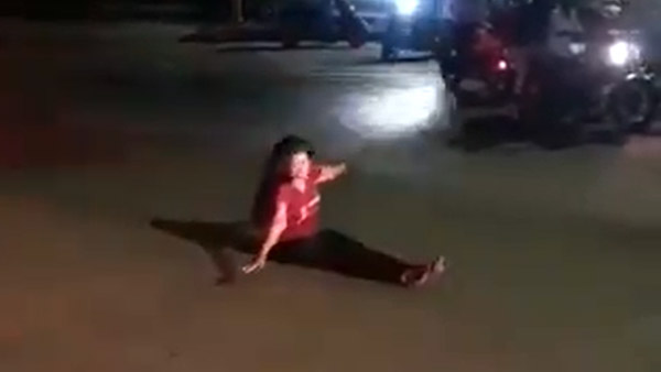 ಕುಡಿತದ ಅಮಲಿನಲ್ಲಿ ರಸ್ತೆ ಮಧ್ಯೆ ಕುಳಿತು ವಾಹನಗಳಿಗೆ ಅಡ್ಡಿ ಪಡಿಸಿದ ಮಹಿಳೆ