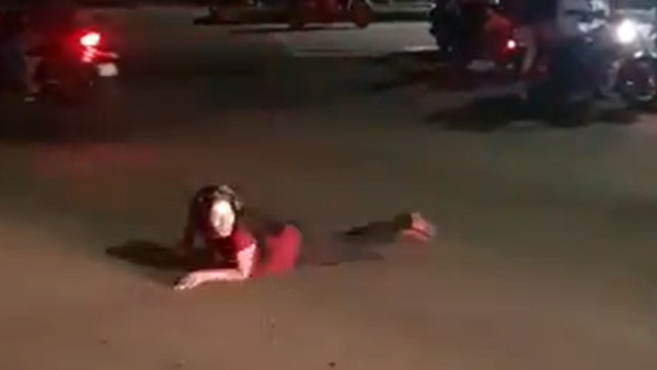 ಕುಡಿತದ ಅಮಲಿನಲ್ಲಿ ರಸ್ತೆ ಮಧ್ಯೆ ಕುಳಿತು ವಾಹನಗಳಿಗೆ ಅಡ್ಡಿ ಪಡಿಸಿದ ಮಹಿಳೆ