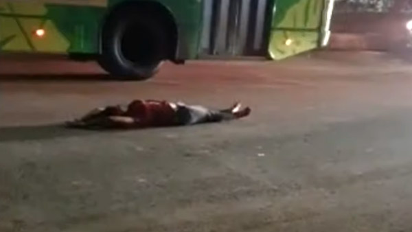 ಕುಡಿತದ ಅಮಲಿನಲ್ಲಿ ರಸ್ತೆ ಮಧ್ಯೆ ಕುಳಿತು ವಾಹನಗಳಿಗೆ ಅಡ್ಡಿ ಪಡಿಸಿದ ಮಹಿಳೆ