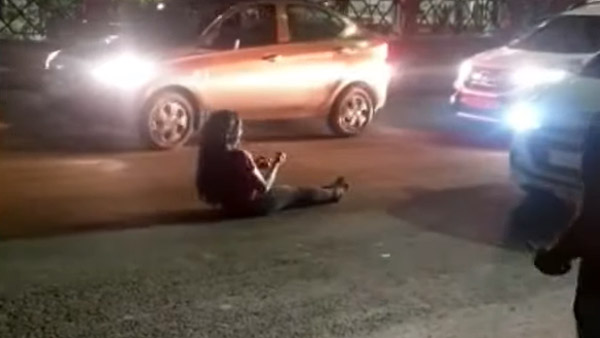 ಕುಡಿತದ ಅಮಲಿನಲ್ಲಿ ರಸ್ತೆ ಮಧ್ಯೆ ಕುಳಿತು ವಾಹನಗಳಿಗೆ ಅಡ್ಡಿ ಪಡಿಸಿದ ಮಹಿಳೆ