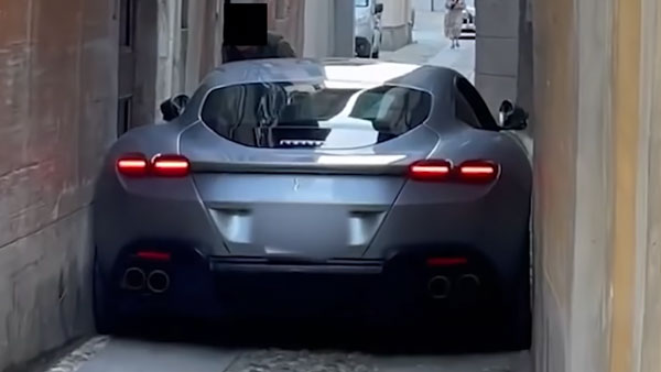 ಗಲ್ಲಿಯಲ್ಲಿ ತಗಲಾಕಿಕೊಂಡ ಕೋಟಿ ಮೌಲ್ಯದ ಫೆರಾರಿ ಸೂಪರ್‌ಕಾರ್