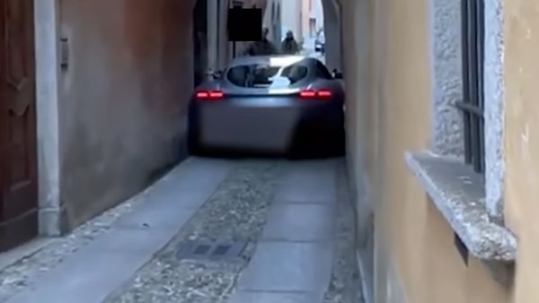 ಗಲ್ಲಿಯಲ್ಲಿ ತಗಲಾಕಿಕೊಂಡ ಕೋಟಿ ಮೌಲ್ಯದ ಫೆರಾರಿ ಸೂಪರ್‌ಕಾರ್