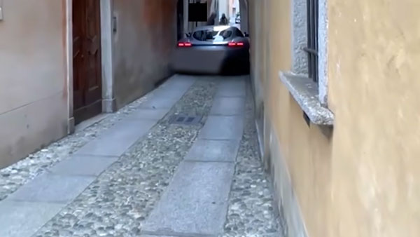 ಗಲ್ಲಿಯಲ್ಲಿ ತಗಲಾಕಿಕೊಂಡ ಕೋಟಿ ಮೌಲ್ಯದ ಫೆರಾರಿ ಸೂಪರ್‌ಕಾರ್