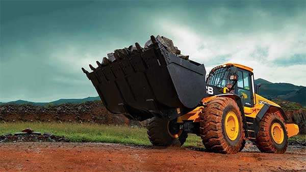 ಪುರುಷರಿಗೆ ಸರಿ ಸಮಾನವಾಗಿ ಬೊಕ್ಲೈನ್ ಯಂತ್ರ ಚಾಲನೆ ಮಾಡುತ್ತಿರುವ ಮಹಿಳೆ