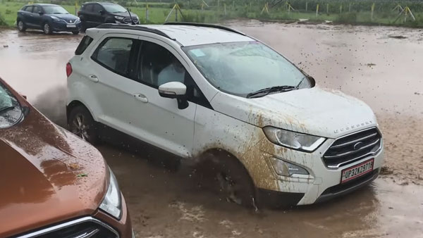 ಕೆಸರಿನಲ್ಲಿ ಸಿಲುಕಿಕೊಂಡ Ford EcoSport ಕಾಂಪ್ಯಾಕ್ಟ್ ಎಸ್‌ಯುವಿಯನ್ನು ಹೊರ ತಂದ ಟ್ರಾಕ್ಟರ್