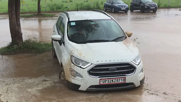 ಕೆಸರಿನಲ್ಲಿ ಸಿಲುಕಿಕೊಂಡ Ford EcoSport ಕಾಂಪ್ಯಾಕ್ಟ್ ಎಸ್‌ಯುವಿಯನ್ನು ಹೊರ ತಂದ ಟ್ರಾಕ್ಟರ್