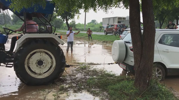 ಕೆಸರಿನಲ್ಲಿ ಸಿಲುಕಿಕೊಂಡ Ford EcoSport ಕಾಂಪ್ಯಾಕ್ಟ್ ಎಸ್‌ಯುವಿಯನ್ನು ಹೊರ ತಂದ ಟ್ರಾಕ್ಟರ್