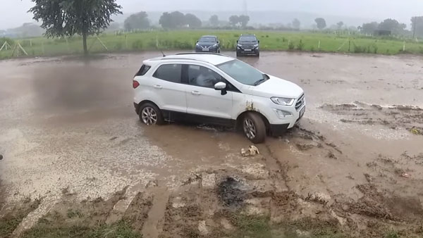 ಕೆಸರಿನಲ್ಲಿ ಸಿಲುಕಿಕೊಂಡ Ford EcoSport ಕಾಂಪ್ಯಾಕ್ಟ್ ಎಸ್‌ಯುವಿಯನ್ನು ಹೊರ ತಂದ ಟ್ರಾಕ್ಟರ್