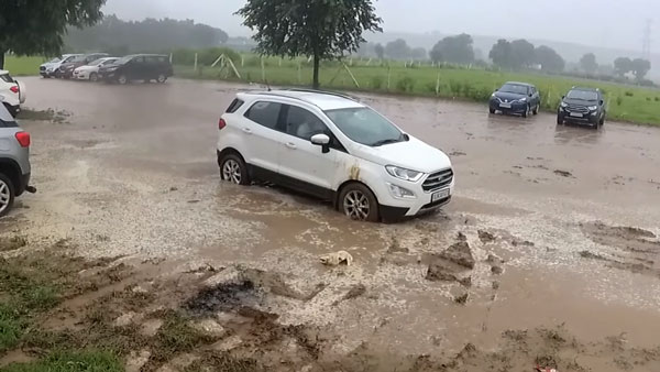 ಕೆಸರಿನಲ್ಲಿ ಸಿಲುಕಿಕೊಂಡ Ford EcoSport ಕಾಂಪ್ಯಾಕ್ಟ್ ಎಸ್‌ಯುವಿಯನ್ನು ಹೊರ ತಂದ ಟ್ರಾಕ್ಟರ್