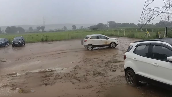 ಕೆಸರಿನಲ್ಲಿ ಸಿಲುಕಿಕೊಂಡ Ford EcoSport ಕಾಂಪ್ಯಾಕ್ಟ್ ಎಸ್‌ಯುವಿಯನ್ನು ಹೊರ ತಂದ ಟ್ರಾಕ್ಟರ್