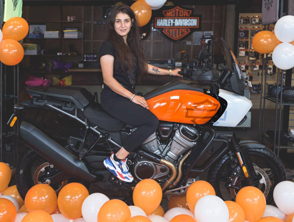 ಭಾರತದಲ್ಲಿ ಮೊದಲ ಐಷಾರಾಮಿ ಹಾರ್ಲೆ ಡೇವಿಡ್ಸನ್ ಪ್ಯಾನ್ ಅಮೆರಿಕ 1250 ಬೈಕ್ ವಿತರಣೆ ಪಡೆದ ಯುವತಿ
