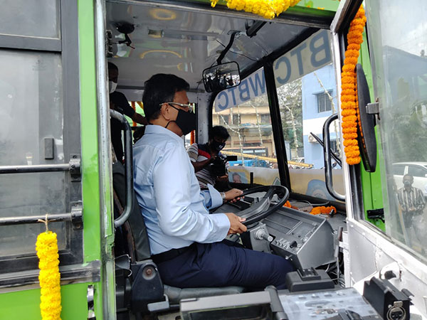 ಮೊದಲ ಬಾರಿಗೆ ಸಿಎನ್‌ಜಿ ಬಸ್ಸುಗಳಿಗೆ ಚಾಲನೆ ನೀಡಿದ ಪಶ್ಚಿಮ ಬಂಗಾಳ ಸರ್ಕಾರ