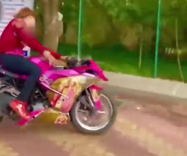 ಕೆಟಿಎಂ ಬೈಕಿನಲ್ಲಿ ಬಾರ್ಬಿ ಗರ್ಲ್ ಸ್ಟಿಕ್ಕರ್ ಅಳವಡಿಸಿ ಸ್ಟಂಟ್ ಮಾಡಿದವರ ವಿರುದ್ಧ ಪ್ರಕರಣ ದಾಖಲಿಸಿದ ಪೊಲೀಸರು