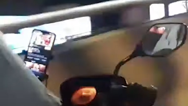 ಪುರುಷನಿಗೂ ಬಂತು ಧಾರಾವಾಹಿ ನೋಡುವ ಖಯಾಲಿ, ಚಾಲನೆ ಮಾಡುತ್ತಲೇ ಧಾರಾವಾಹಿ ವೀಕ್ಷಿಸಿದ ಬೈಕ್ ಸವಾರ