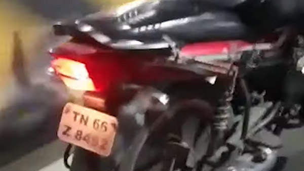 ಪುರುಷನಿಗೂ ಬಂತು ಧಾರಾವಾಹಿ ನೋಡುವ ಖಯಾಲಿ, ಚಾಲನೆ ಮಾಡುತ್ತಲೇ ಧಾರಾವಾಹಿ ವೀಕ್ಷಿಸಿದ ಬೈಕ್ ಸವಾರ