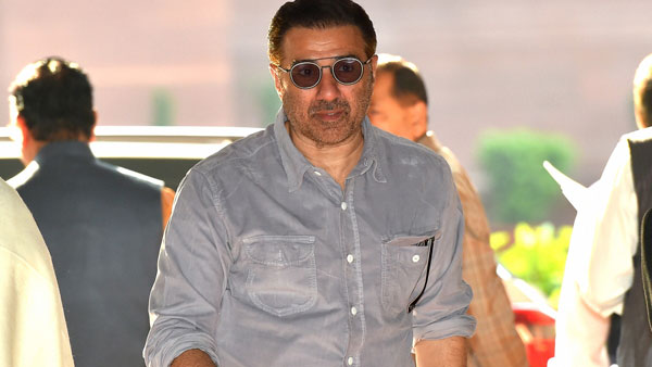 ತಕ್ಷಣವೇ ಕಾರು ವಿತರಿಸುವಂತೆ ಶೋರೂಂ ಮಾಲೀಕರಿಗೆ ಶಿಫಾರಸು ಪತ್ರ ಬರೆದ ನಟ ಕಂ ಸಂಸದ