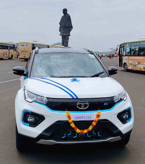 ನೆಕ್ಸಾನ್ ಎಲೆಕ್ಟ್ರಿಕ್ ಕಾರುಗಳನ್ನು ಗುಜರಾತ್ ಸರ್ಕಾರಕ್ಕೆ ವಿತರಿಸಿದ ಟಾಟಾ ಮೋಟಾರ್ಸ್ 