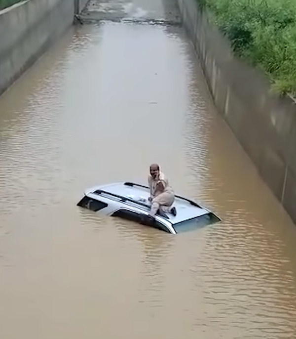 ಮಳೆ ನೀರಿನಲ್ಲಿ ಸಿಲುಕಿದ್ದ Toyota Fortuner ಎಸ್‌ಯು‌ವಿಯನ್ನು ಹೊರ ತಂದ ಟ್ರಾಕ್ಟರ್