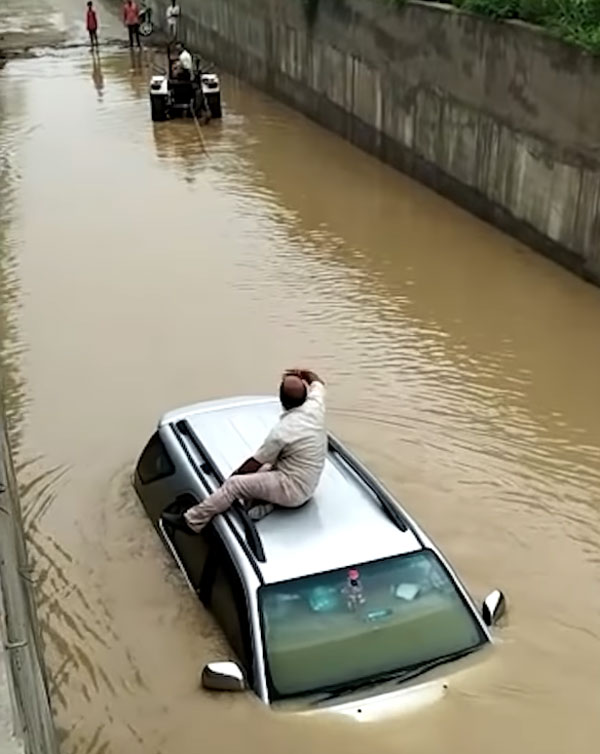ಮಳೆ ನೀರಿನಲ್ಲಿ ಸಿಲುಕಿದ್ದ Toyota Fortuner ಎಸ್‌ಯು‌ವಿಯನ್ನು ಹೊರ ತಂದ ಟ್ರಾಕ್ಟರ್